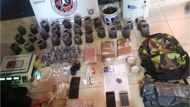 Secuestran 4 kilos de cocaína y casi 2.5 millones de pesos