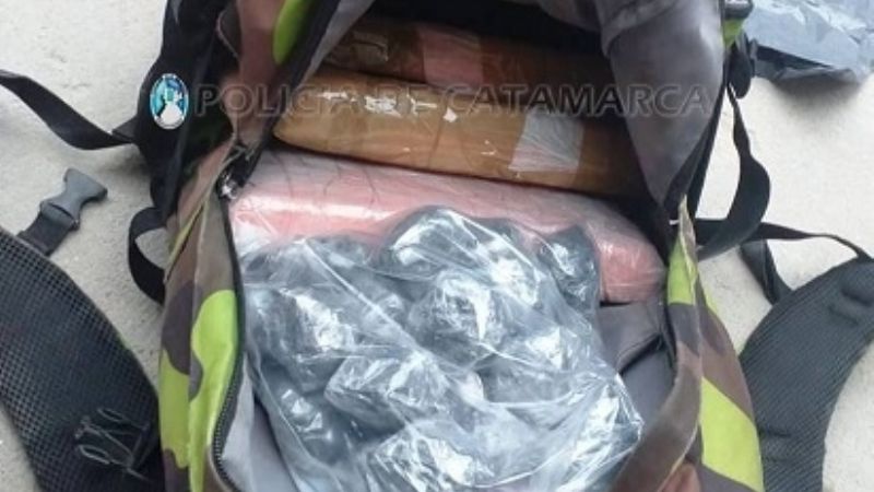 Secuestran 4 kilos de cocaína y casi 2.5 millones de pesos