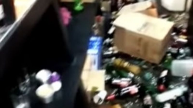 Buscaba a su marido, no lo encontró, y destrozó un bar