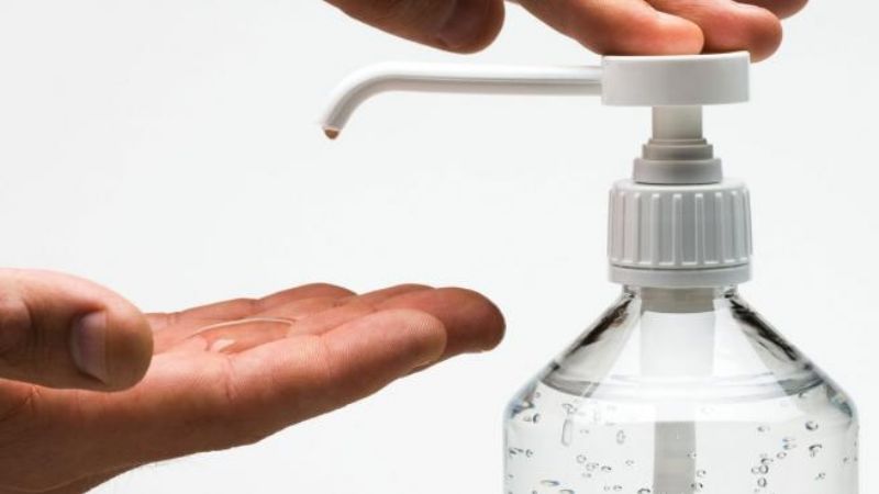 Sacan del mercado varios alcoholes en gel y etílico