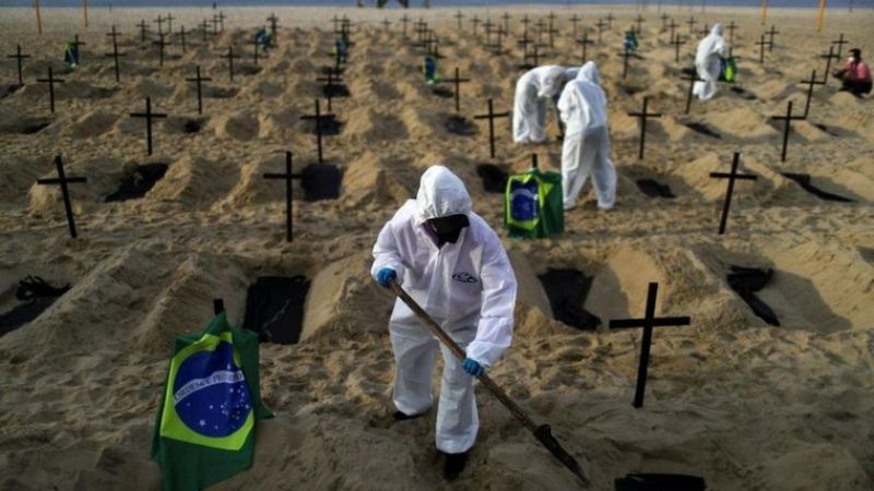 Impactante protesta contra Bolsonaro: cavan tumbas en Copacabana