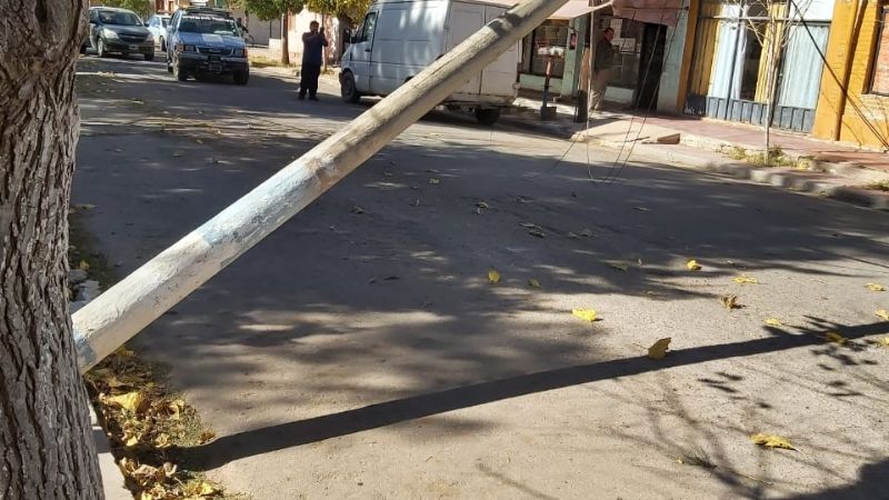 Viento zonda causó daños en la línea de energía eléctrica en Tinogasta