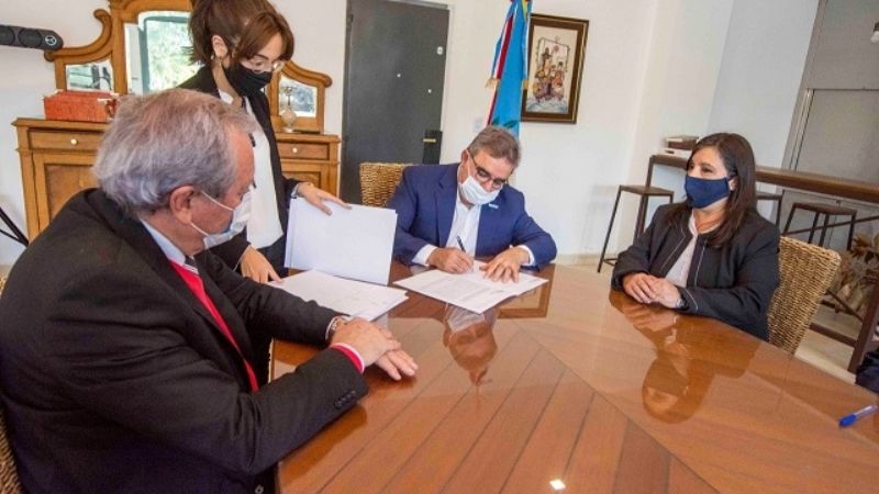 Jalil firmó convenios por $3600 millones