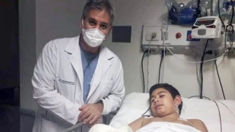 Le reimplantaron una mano a un nene que la había perdido cortando leña