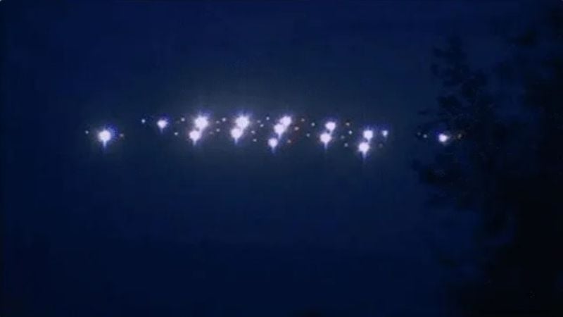 Misterio: el cielo se llenó de luces y explotaron las redes