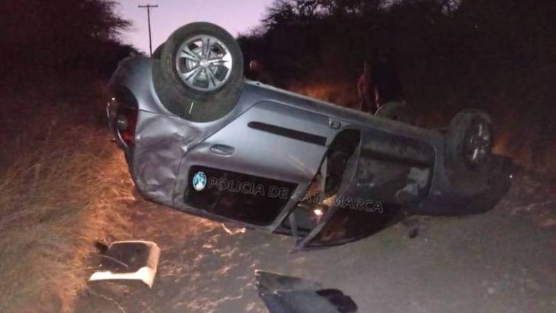 Una pareja fue hospitalizada tras un vuelco en Ambato