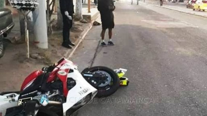 Conducía una moto de alta cilindrada, perdió el control y terminó en el hospital