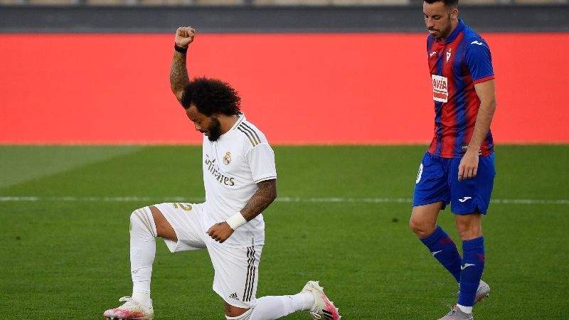 Marcelo celebró su gol con homenaje a Floyd