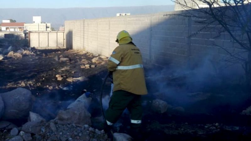 Incendio en descampado casi provoca un desastre