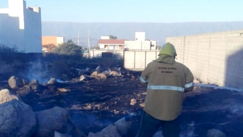 Incendio en descampado casi provoca un desastre