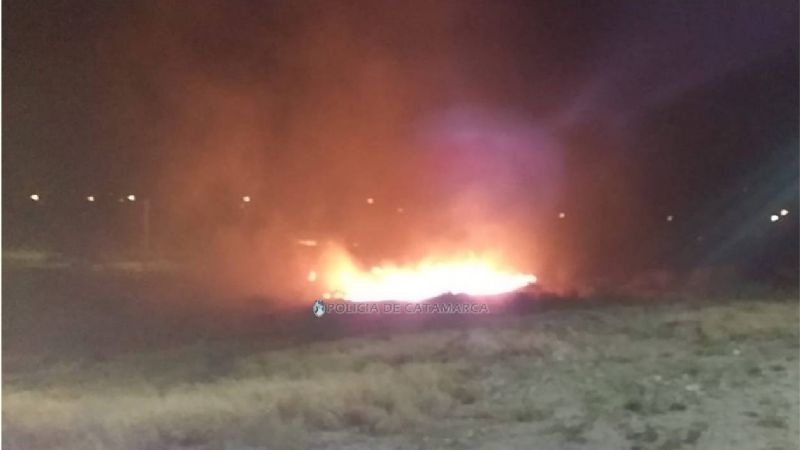 Otro incendio de pastizales llegó a una casa donde rescataron a una mujer