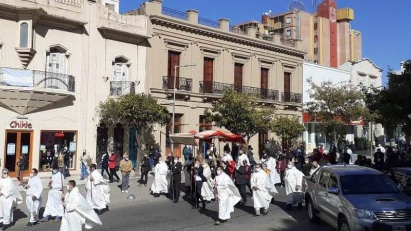 Jubilosa procesión de Corpus Christi
