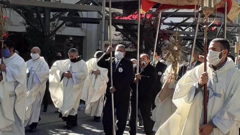 Jubilosa procesión de Corpus Christi