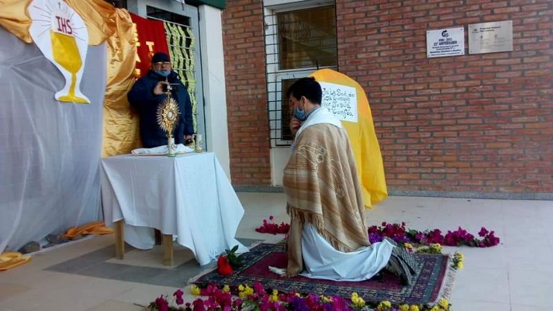 Jubilosa procesión de Corpus Christi en Recreo