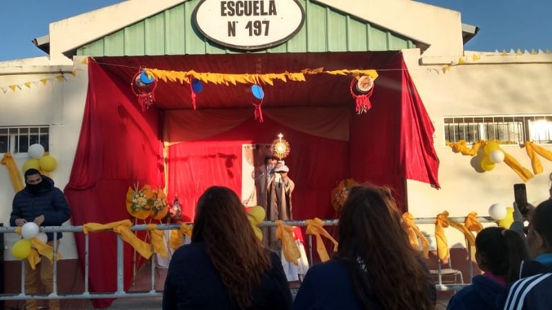 Jubilosa procesión de Corpus Christi en Recreo