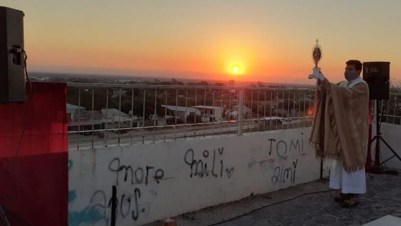 Jubilosa procesión de Corpus Christi en Recreo