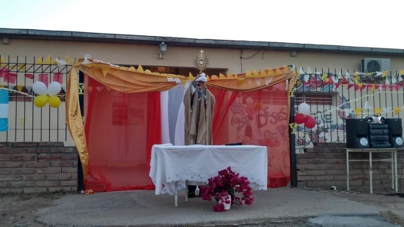 Jubilosa procesión de Corpus Christi en Recreo