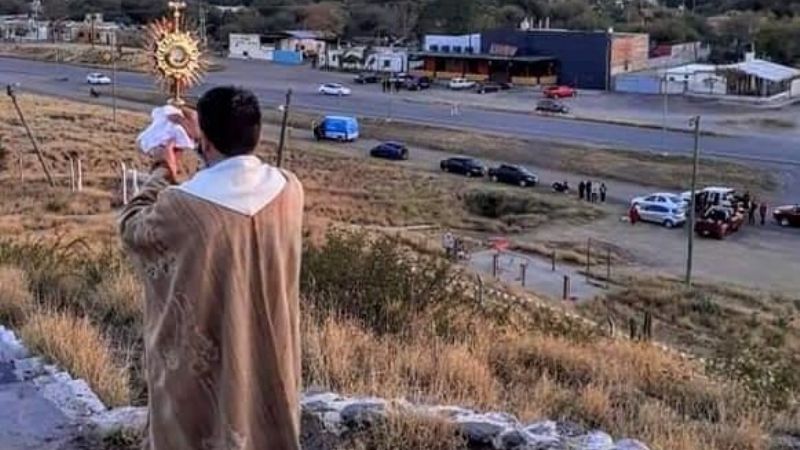 Jubilosa procesión de Corpus Christi en Recreo
