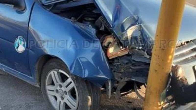 Perdió el control del auto e impactó contra un poste