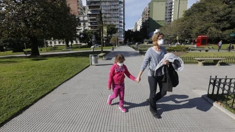 Covid-19: estudio revela que los chicos son un 50% menos proclives al contagio