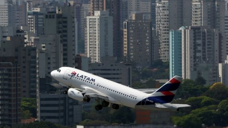 El cierre de Latam Argentina: qué pasará con los pasajes ya emitidos y las millas