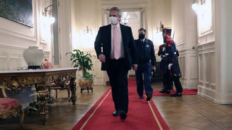 Médicos recomiendan a Fernandez restringir los contactos