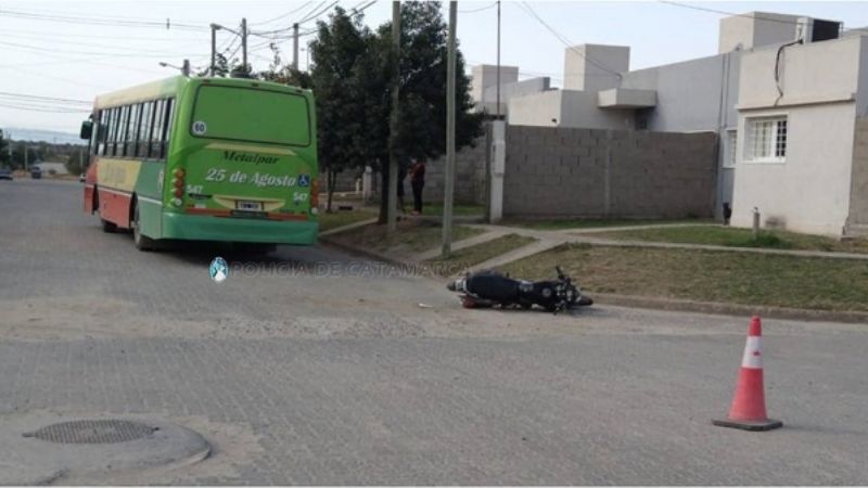 Colisionaron una moto y un colectivo