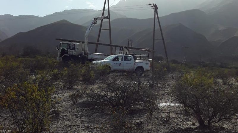 Inconvenientes en el servicio de energía por postes caídos