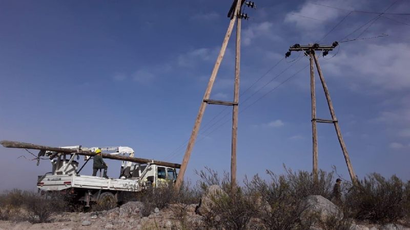 Inconvenientes en el servicio de energía por postes caídos