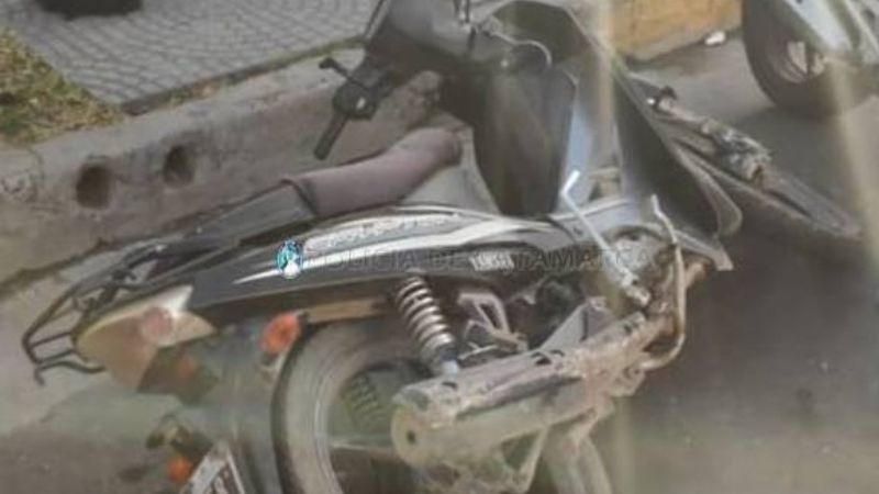 Motociclista impactó contra un auto y tuvo que ser asistido