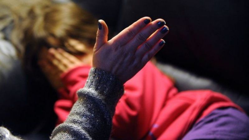 Castigó a su hija a los golpes y la encerró en el baño