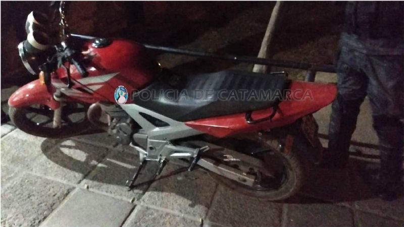 Arrestan a un hombre requerido por la Justicia y secuestran una moto