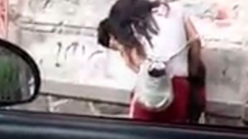 Una pareja golpeó a una joven en la calle