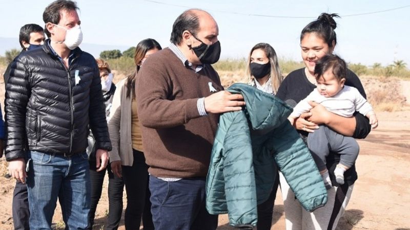 Comenzó la entrega de abrigos a más de 200 familias