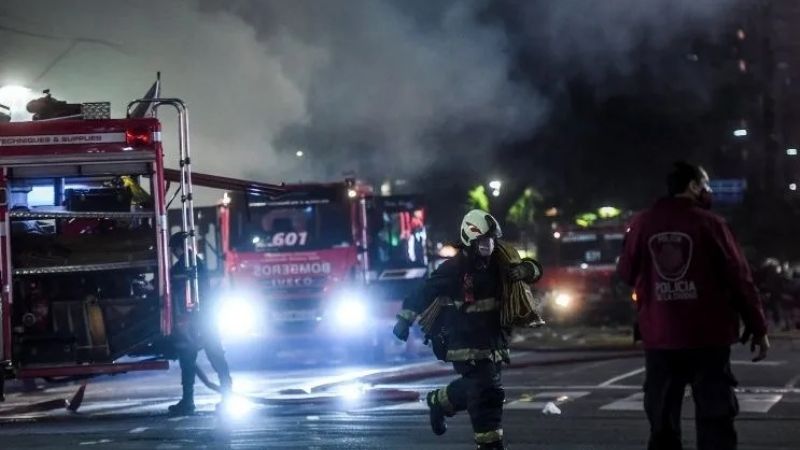 Dos bomberos muertos y 15 heridos en explosión porteña