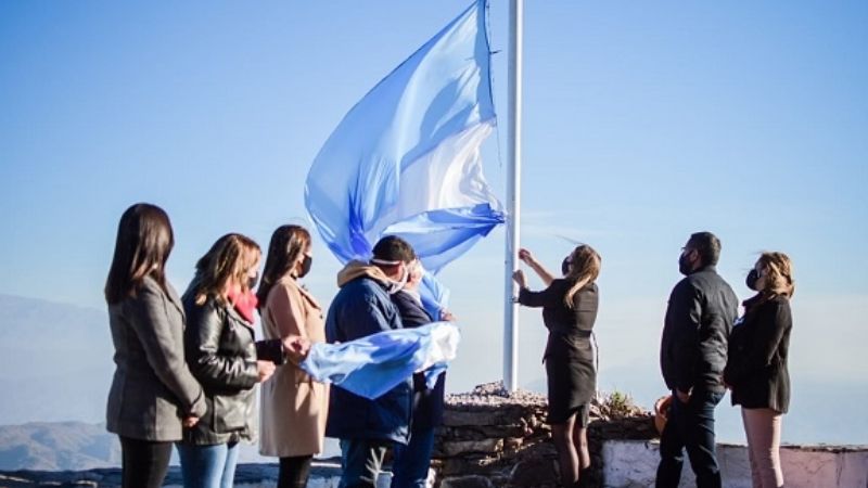 Valle Viejo celebró el Día de la Bandera en la Cuesta de El Portezuelo