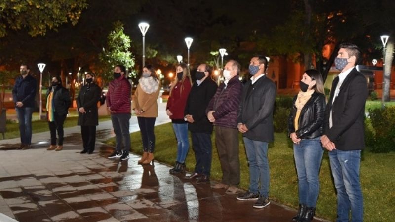 Emotiva vigilia por el Día de la Bandera