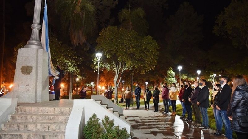 Emotiva vigilia por el Día de la Bandera