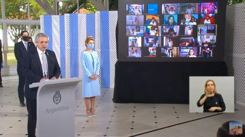Fernández le tomó la promesa a la bandera a estudiantes en forma virtual