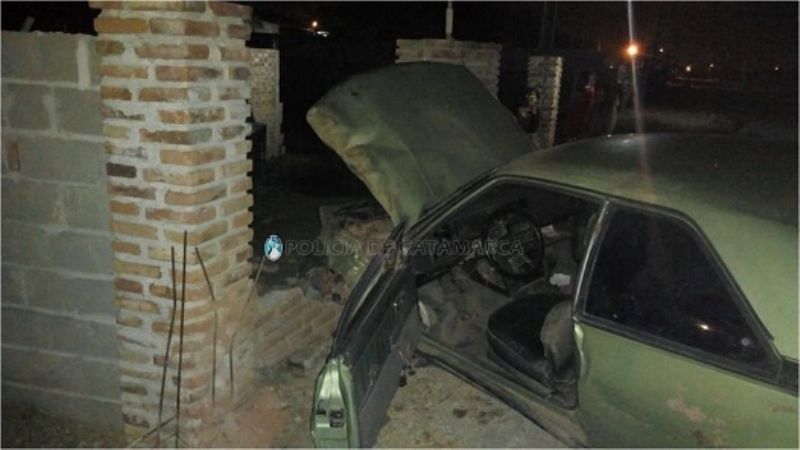 Se estrelló contra la verja de una casa