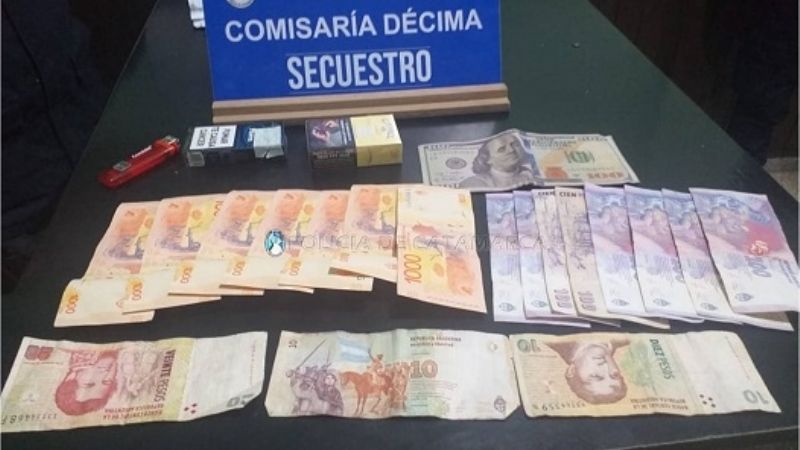 Mujer detenida acusada de robarle plata a un hombre