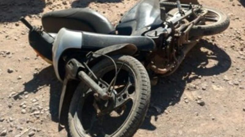 Motociclista chocó contra un montículo de tierra