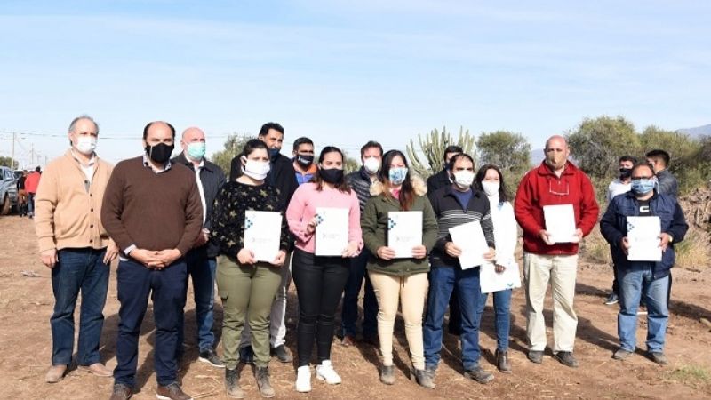 Treinta familias recibieron  terrenos para construir su casa