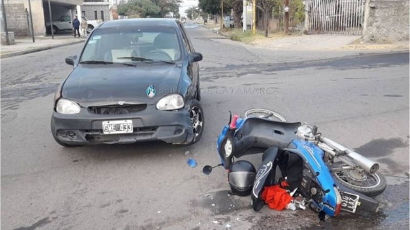Motociclista lesionada tras chocar contra un auto