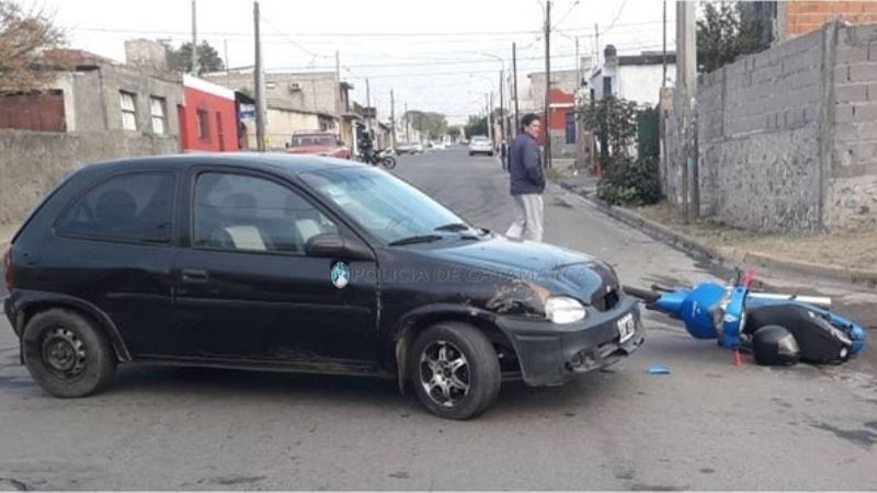 Motociclista lesionada tras chocar contra un auto