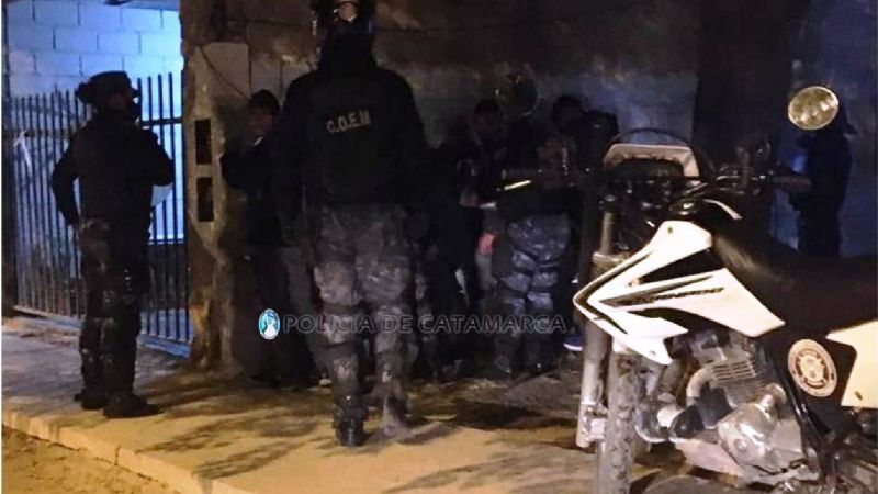 En operativos, secuestran 14 vehículos y arrestan a cinco personas