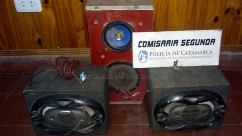 Detienen a un joven por robar tres parlantes de un colectivo