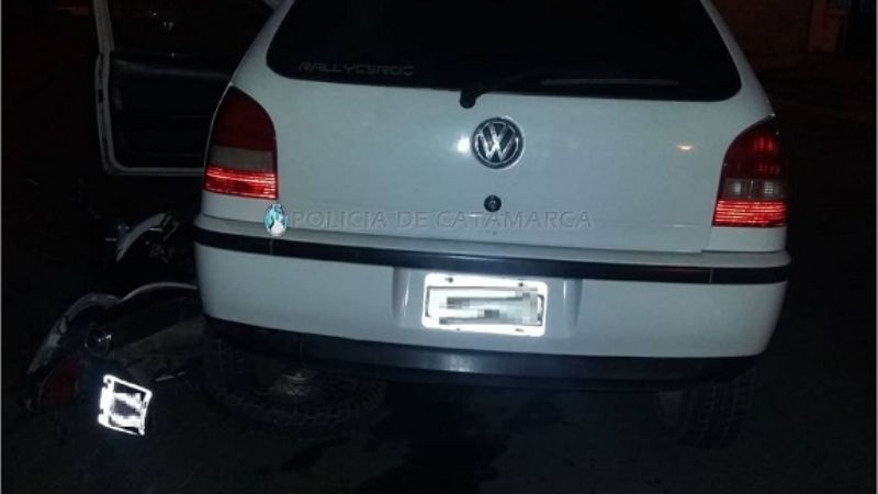 Embistió a la moto en la que iba su ex pareja