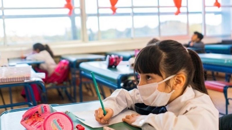 Tapabocas desde primer grado y “aulas burbuja”