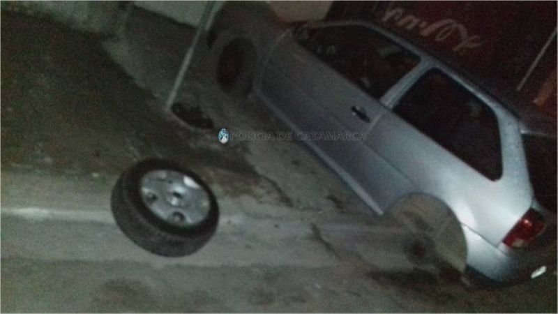 Los agarran robando la rueda de un auto
